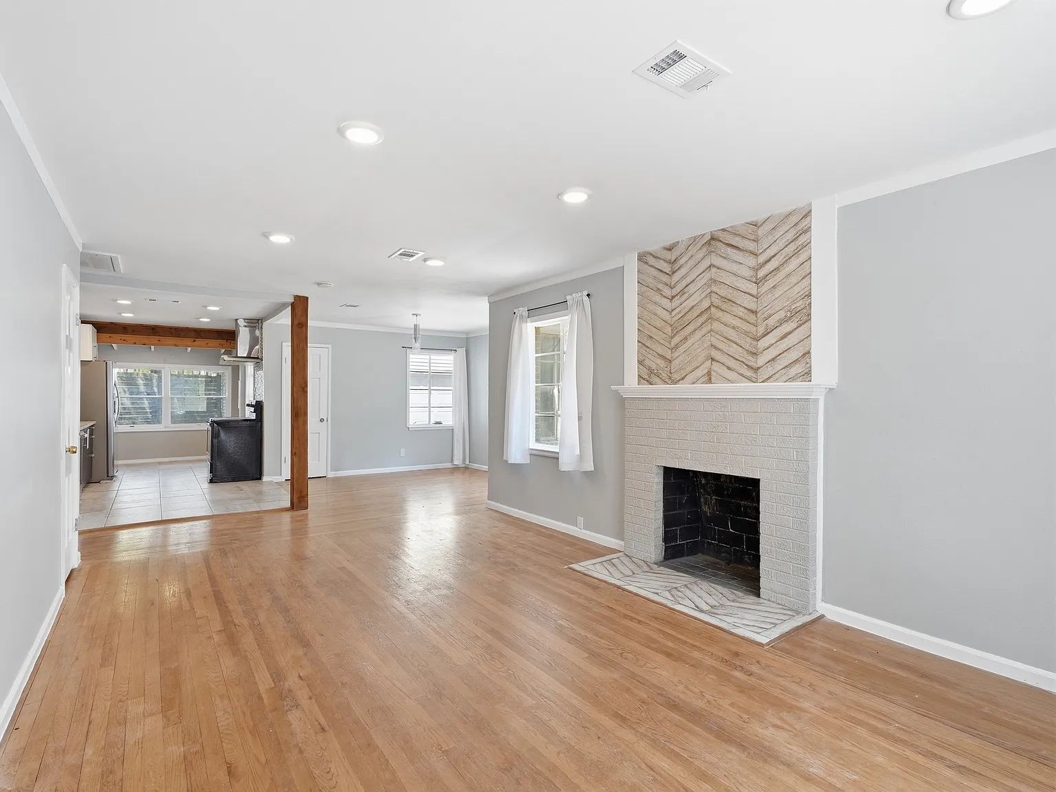 3 bed, 1380 sqft, $2,300 — Photo 4