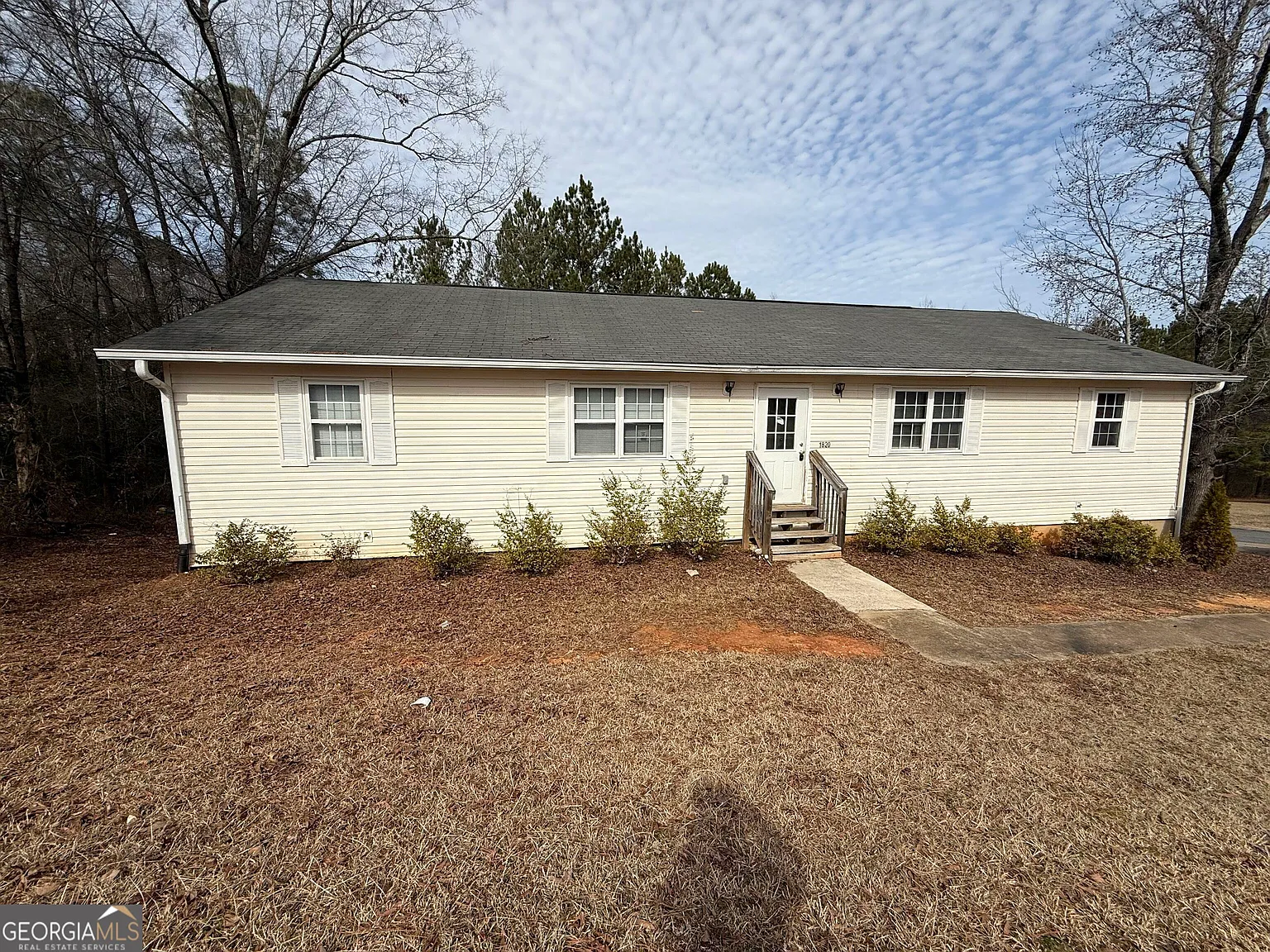 1820 N Ridge Dr NE — Photo 1