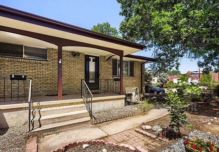 1142 W Ida Ave #A — Photo 2