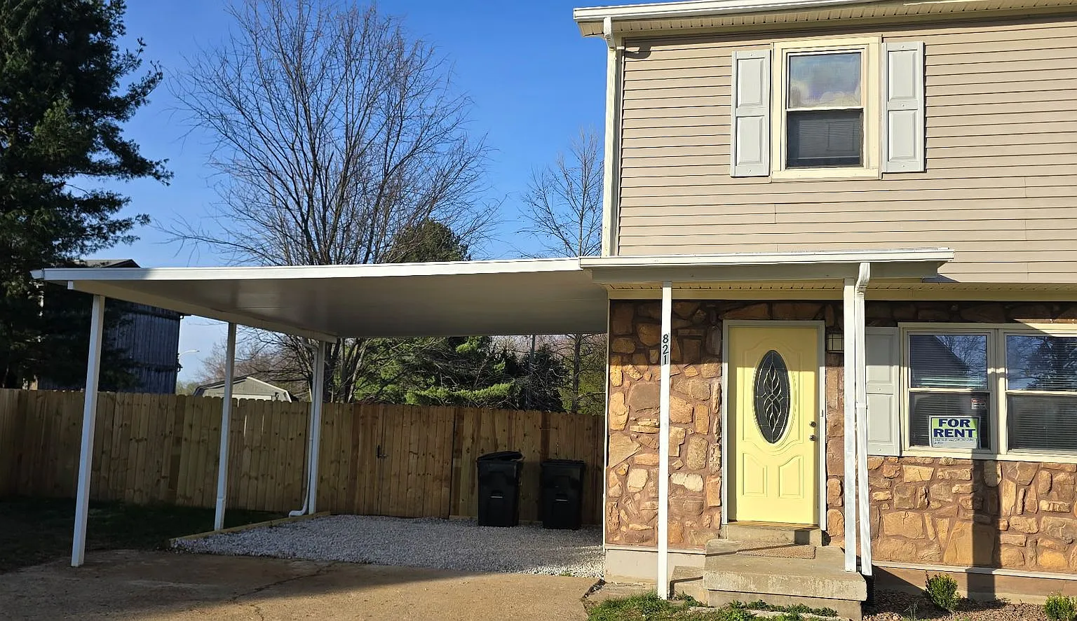 June Move-In-Special 1st Month Rent $1000 3bed/ 1.5 Ba Duplex — Photo 1