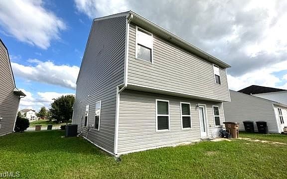 3rd image of 305 Stoney Run Dr