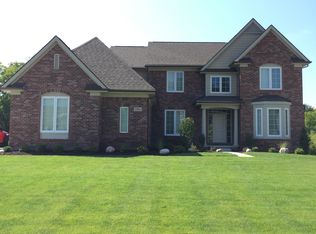 1086 Parkway Trl, Oakland, MI