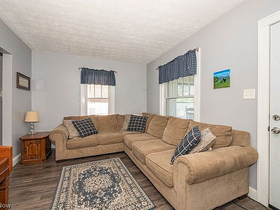 4th image of 995 W Prospect St