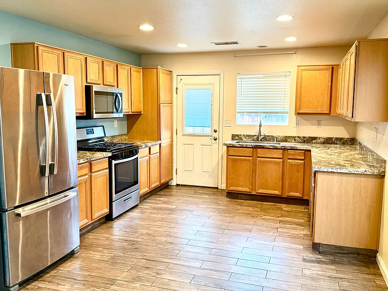 8825 Sunset Breeze Dr — Photo 3