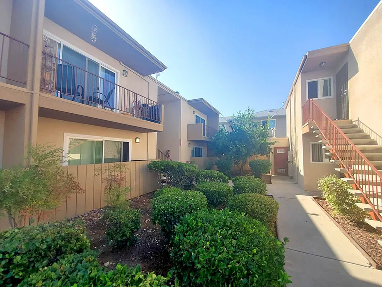 Shady Terrace — Photo 30