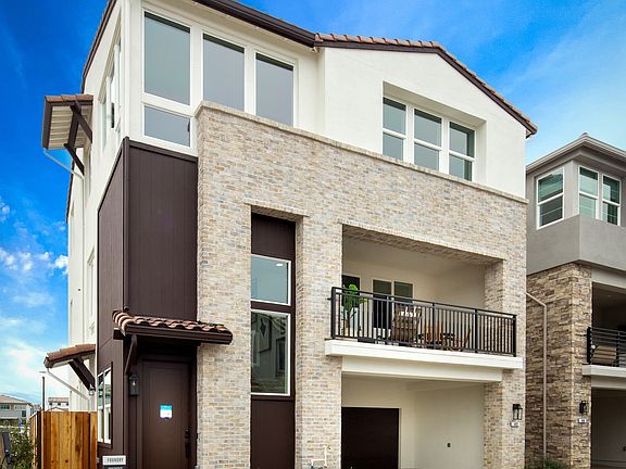 A unique new home destination nestled along the Napa River, RiverSound provides residents with an un