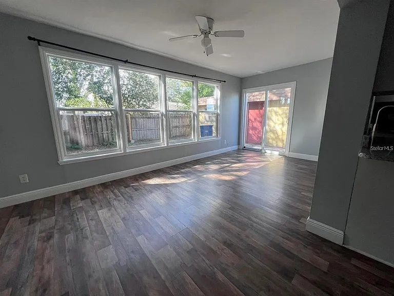 2072 Los Lomas Dr — Photo 2