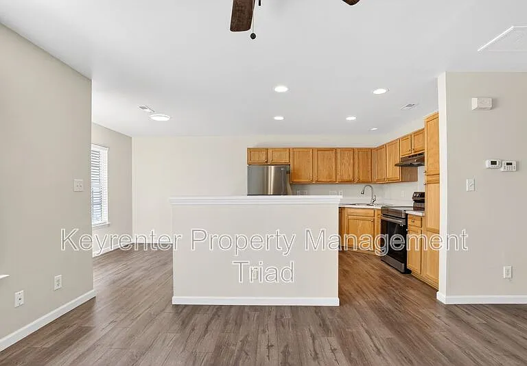 805 Creek Crossing Trl — Photo 4