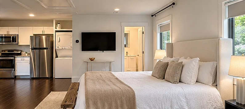 Studio, 640 sqft, $2,295 — Photo 2