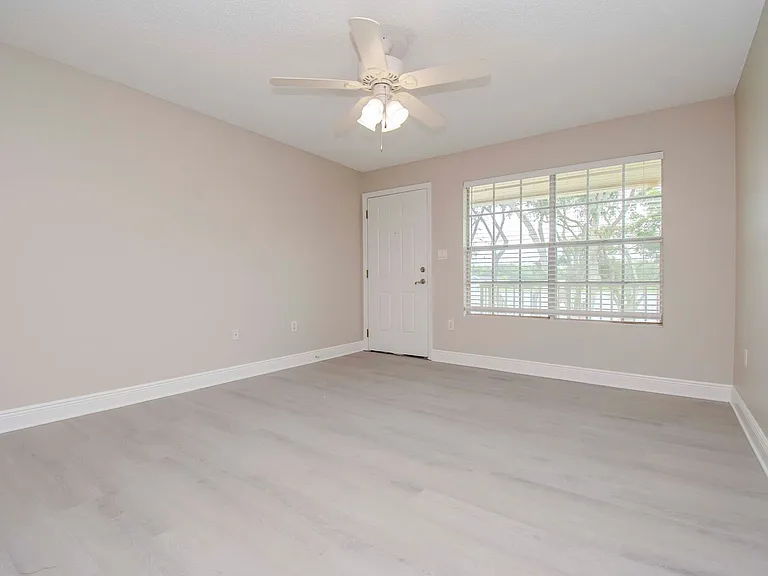 202 Lake Parsons Grn #207 — Photo 2