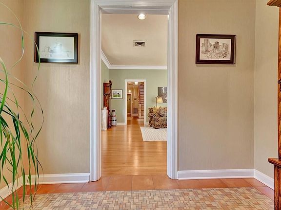3rd image of 402 S Bynum St