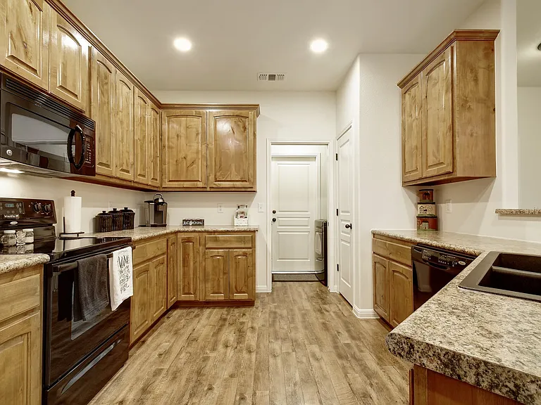 2251 Hazelwood Dr — Photo 6