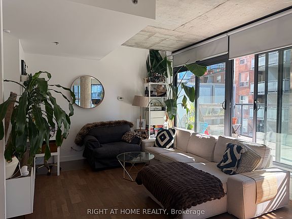4th image of 15 Beverley St #509