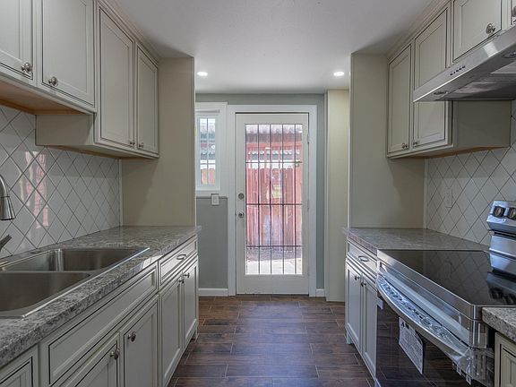 3rd image of 537 Cabana Way