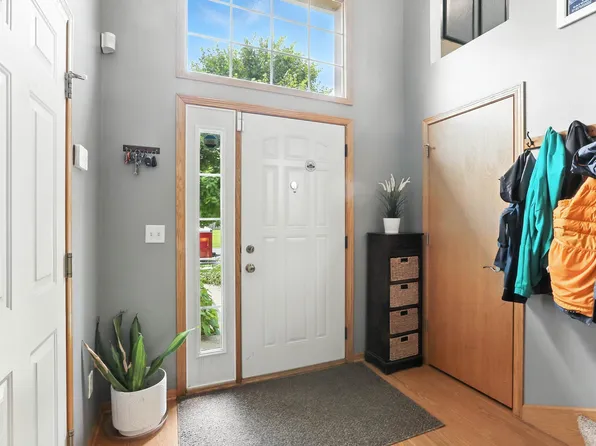 734 Brook Cir E, Montrose, MN 55363