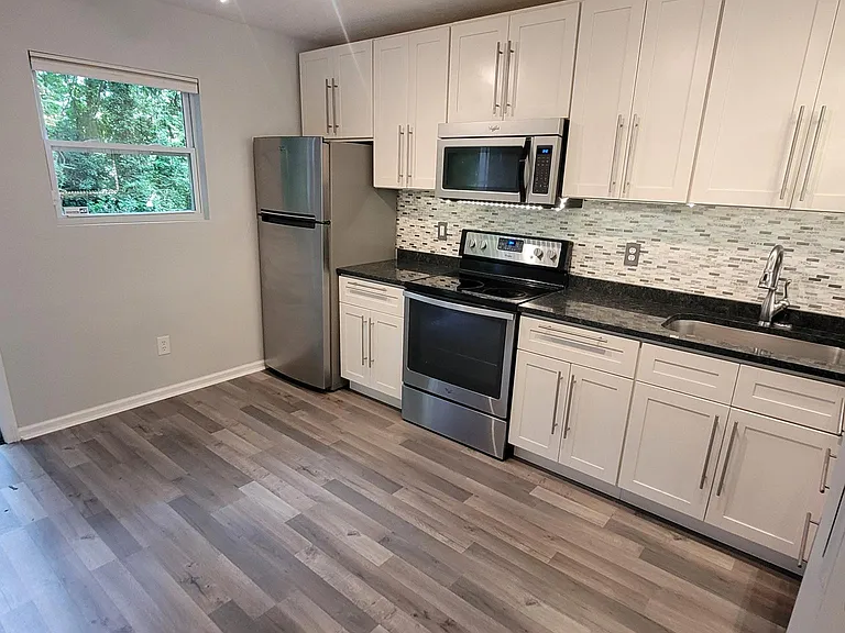 1277 Oak St SW #B — Photo 3