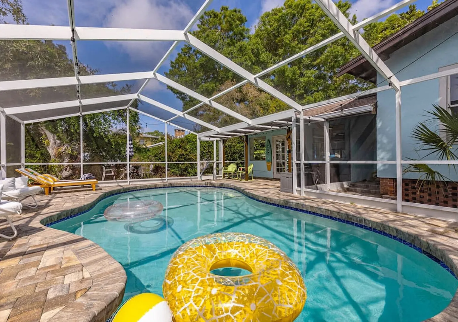 Basque Bungalow Family Friendly Pool Home Near Anna Maria Island — Photo 3