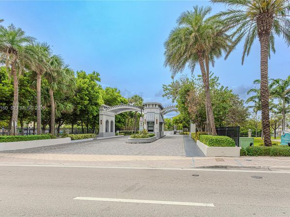 231 Poinciana Dr #401