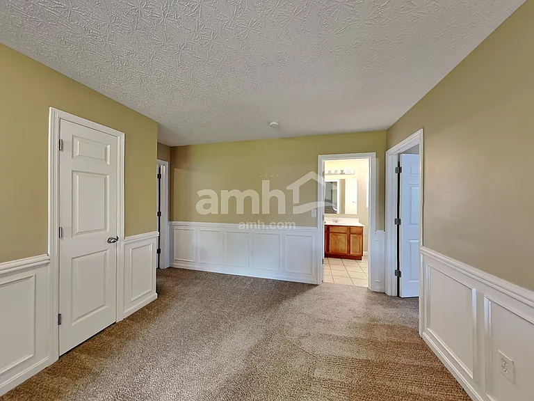 4207 N Yorkshire Sq — Photo 9
