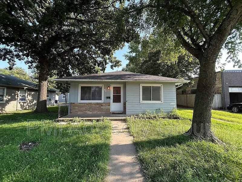 2 bed, 1.0 bath, 1018 sqft, $970 — Photo 1