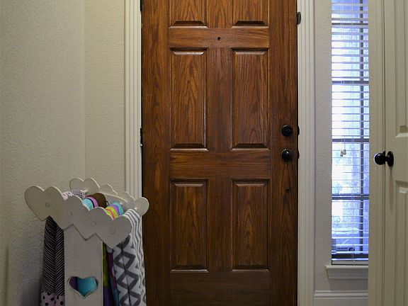 3rd image of 725 Alexandria Ln