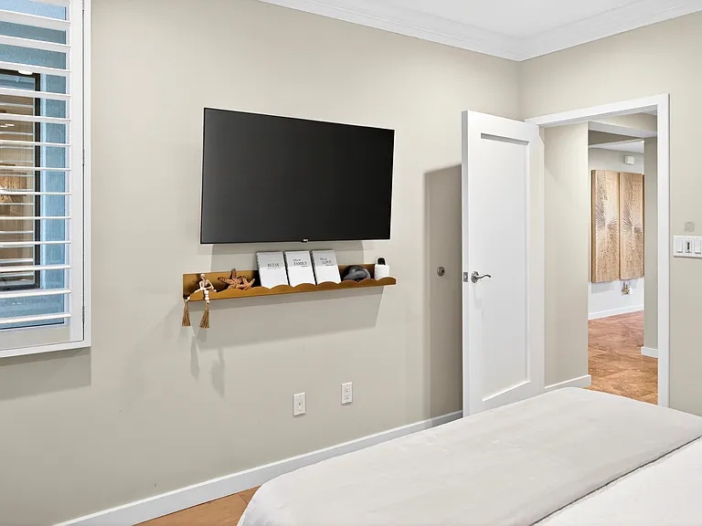 2nd bedroom - Roku TV