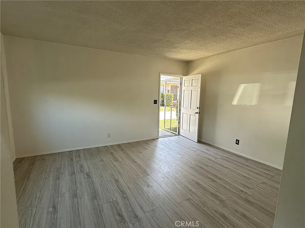 2 bed, 650 sqft, $2,300 — Photo 3