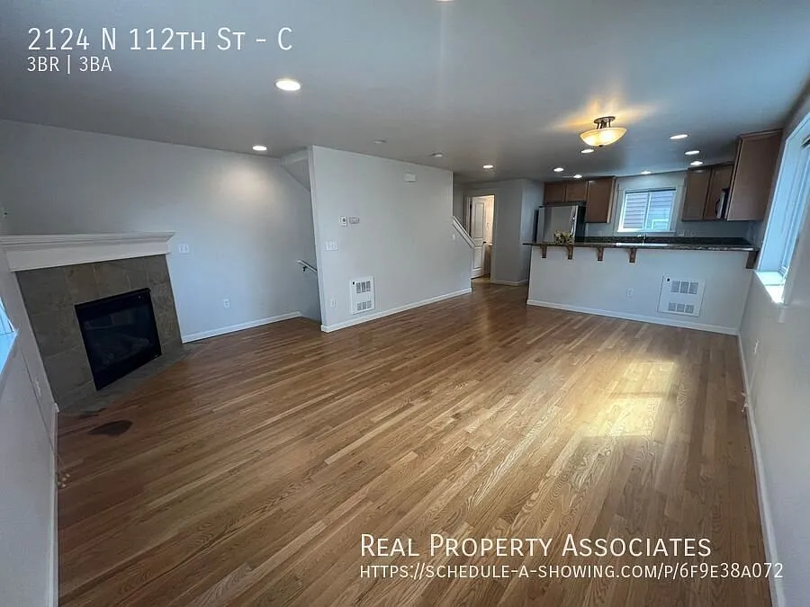 Pet Friendly Townhouse in Seattle-Northgate — Photo 3