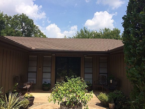 Courtyard w/ covered porch