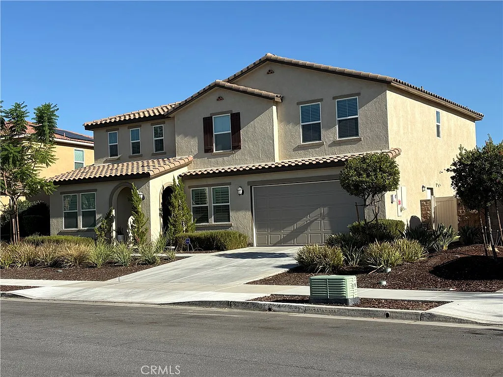 5 bed, 2.5 bath, 3234 sqft, $4,000 — Photo 1