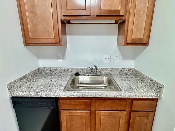 3rd image of 400 Perrin St APT 6