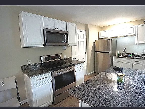 3rd image of 534 Rye St #1