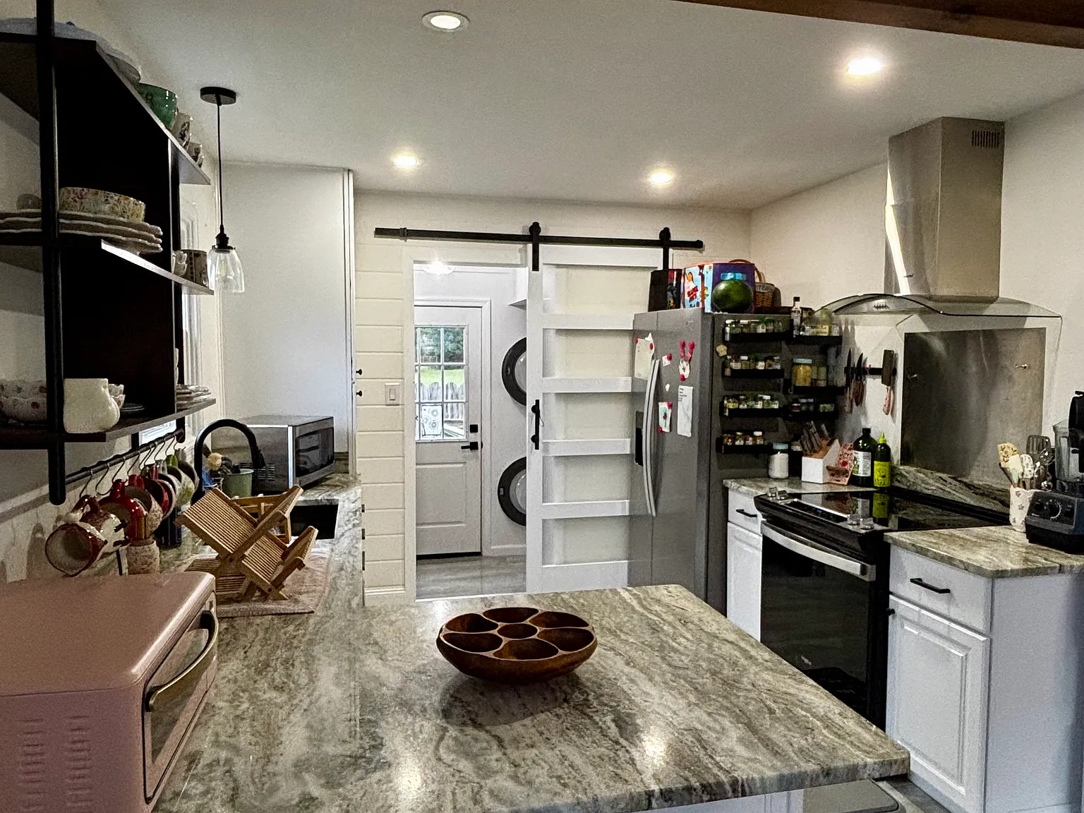 3 bed, 924 sqft, $2,150 — Photo 3
