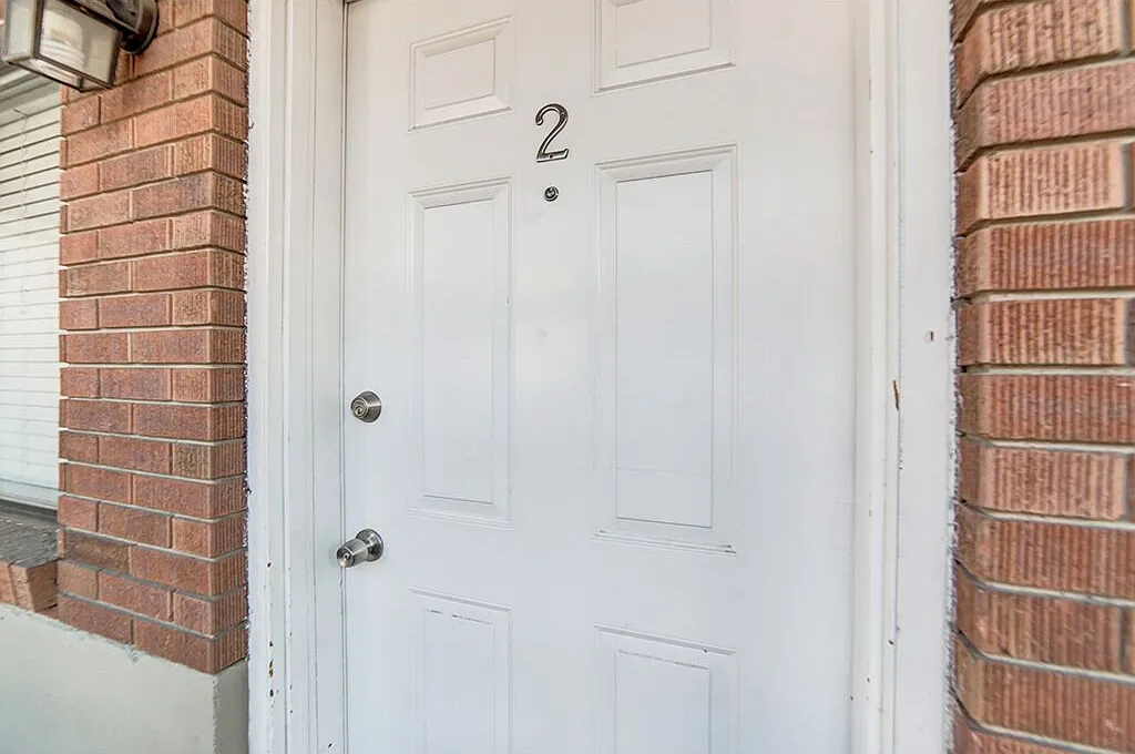 3 bed, 926 sqft, $549 — Photo 2