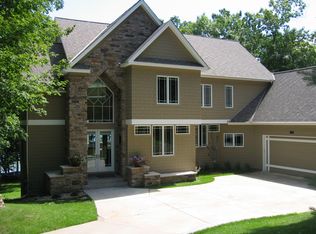 481 Bighorn Dr, Chanhassen, MN 55317