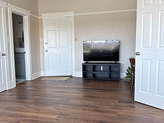 3rd image of 1133 27th St APT 8