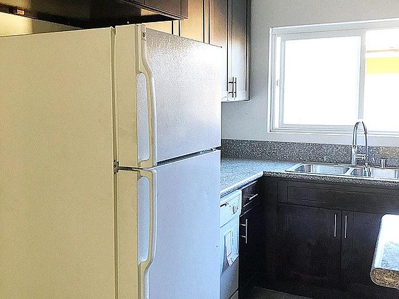 4th image of 13833 Oxnard St APT 11