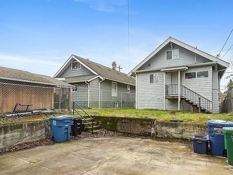 4746 7th Ave NE — Photo 2