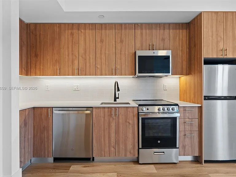650 SW 1st St #303 — Photo 2