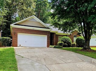 5915 Carriage Oaks Dr, Charlotte, NC 28262