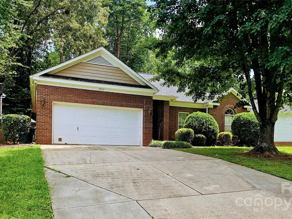 5915 Carriage Oaks Dr, Charlotte, NC 28262