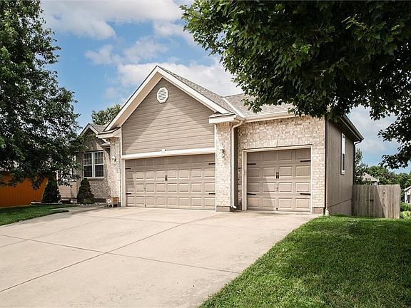 2nd image of 406 Briar Ln