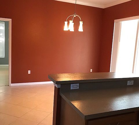 Open kitchen & dining rm