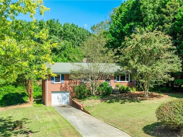 3312 Hillside Dr, High Point, NC 27265