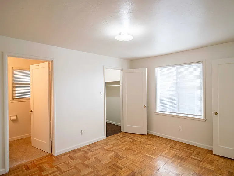2408 Q St #4 — Photo 2