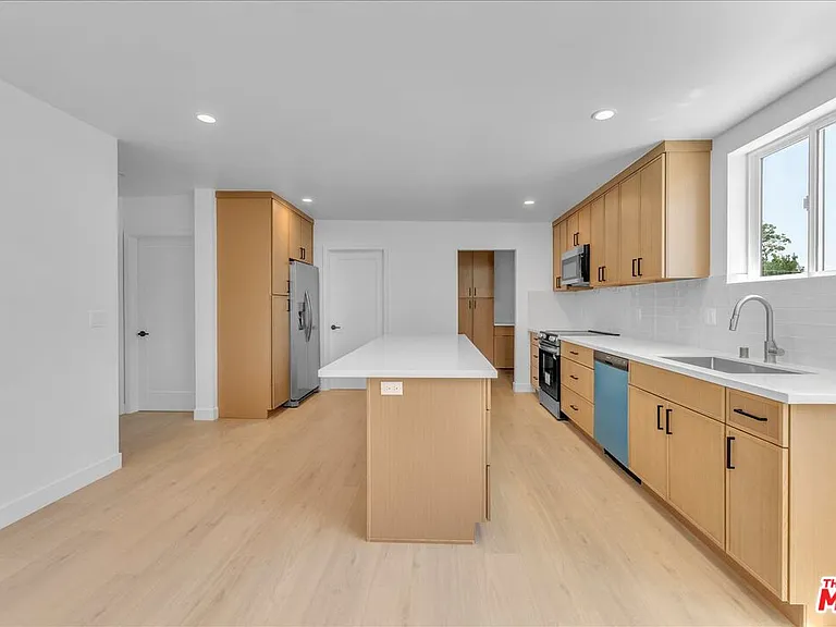 6913 1/2 Encino Ave #UPPER — Photo 18