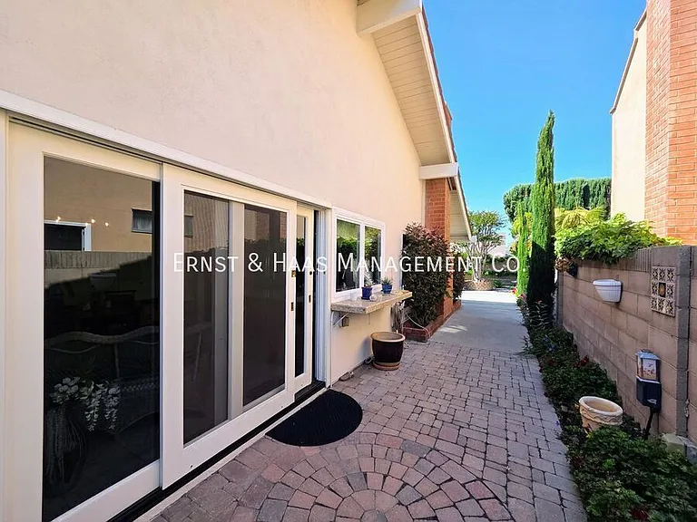 10835 Slater Ave — Photo 30