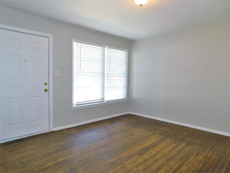 2212 Denison St — Photo 3