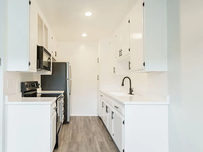 18400 Prairie Street — Photo 32