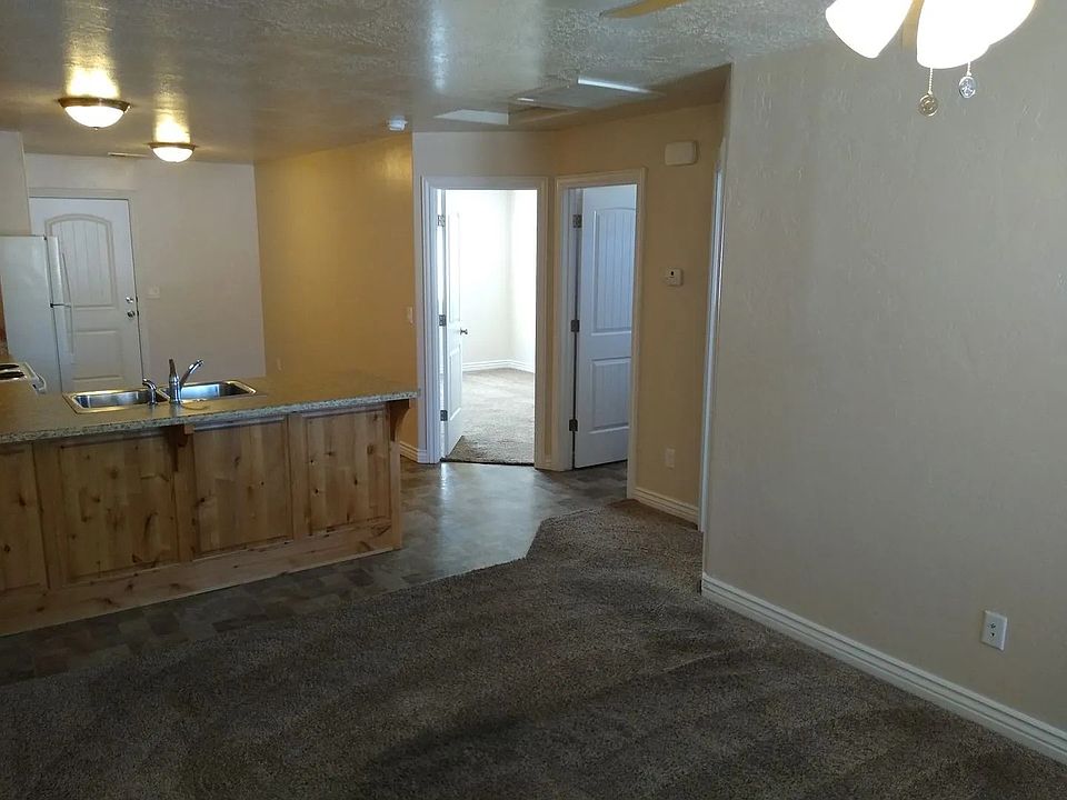 2nd image of 2703 N Mountain Valley Trl
